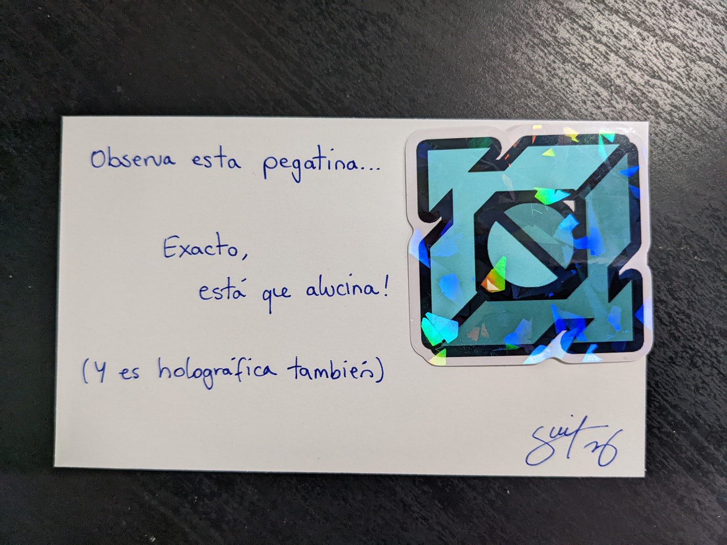 Pegatina holográfica con dedicatoria firmada